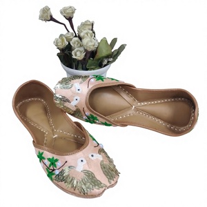 Chaussures pour femmes en cuir véritable de style indien traditionnel, avec broderie de perles blanches, design élégant, tendance de la mode, rouge - Product Image 2