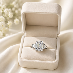 Meilleur Prix Bague en Or 18K avec Diamant de Laboratoire Certifié Couleur D-E, Taille Émeraude Fantaisie, Trois Pierres Émeraude, Vente en Gros OEM Bijoux Fins - Product Image 4