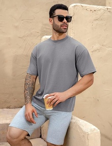 T-shirt homme premium, coupe oversize, épaules tombantes, style tendance. - Product Image 1