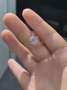 แหวนหมั้นเพชรทรงกลมเจียระไนแบบบริลเลียนท์ ทอง 14K ดีไซน์คลาสสิก เพชรเพาะเลี้ยงในห้องปฏิบัติการ - Product Image 1