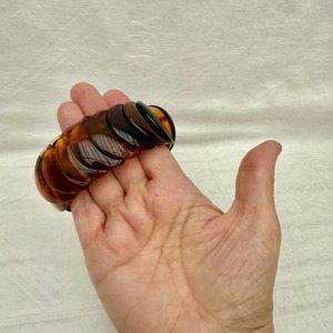 Brazalete de Resina Moderno Color Ámbar con Diseño de Corte Exquisito, Regalo Promocional Novedoso - Product Image 2