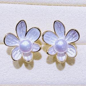 ต่างหูมุกน้ำจืดสีขาวธรรมชาติ ดีไซน์ดอกไม้หกกลีบแบบไม่สมมาตร ประดับด้วยมุกขัดเงา แฟชั่นหรูหราจากจูจี้ - Product Image 3