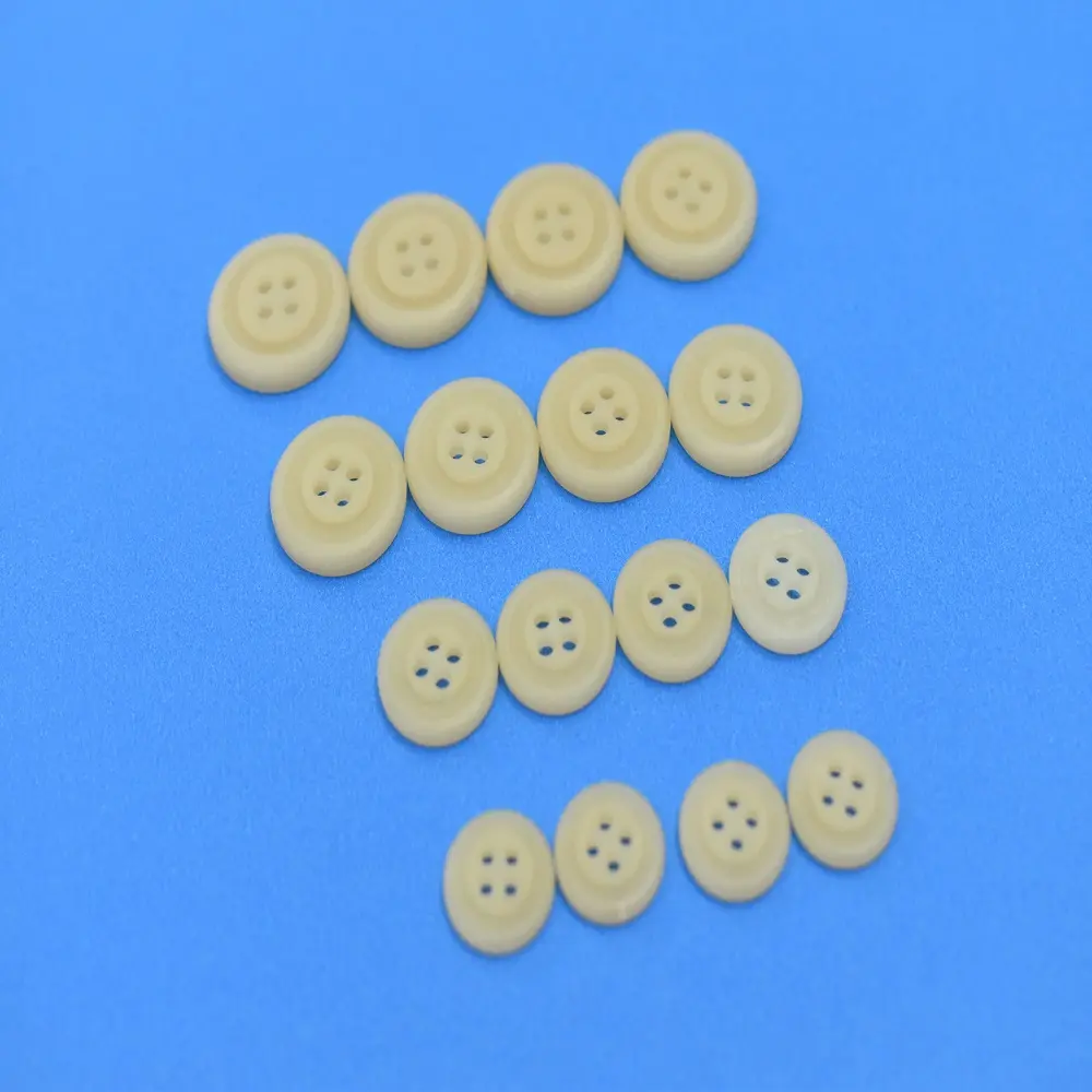 Vietnam Factory Price MOQ 20000 pcs Flat Back Biodegradable With Natural Color 13mm to 20 mm For Garment Clothes Plastic Button