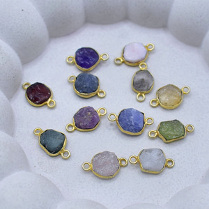 Connecteur en pierre précieuse grenat brut |   Charme à double boucle avec bordure dorée |   Fournitures de bijoux délicats - Product Image 4