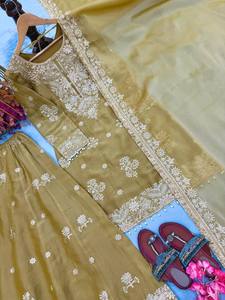 Ensemble Sharara de Luxe en Soie Dorée Champagne, Kurti Court Brodé de Zari Lourd, Garara Large, Dupatta et Sac Potli – Tenue de Mariage Indienne - Product Image 4