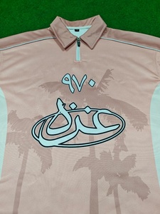 Camiseta Deportiva de Manga Corta para Hombre, Color Rosa y Blanco, Estampado por Sublimación, Diseño Árabe, Secado Rápido, Corte Regular, Estilo Casual - Product Image 2
