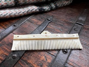 Peine de Hueso de Búfalo Estilo Vikingo Hecho a Mano, Ecológico, Pulido, Estilo Animal, Peine Medieval para el Cabello - Product Image 4