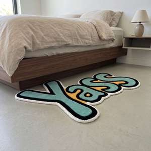 Alfombra de Lana Tejida a Mano con Tipografía Única Yass, Antideslizante, Diseño en Azul Aguamarina y Amarillo Mostaza, Decorativa para Sala de Estar y Dormitorio - Product Image 2
