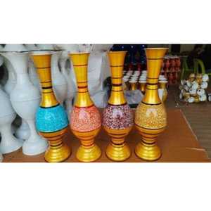 Un juego de tres soportes para velas de té con forma de tazón urli de metal dorado. - Product Image 2