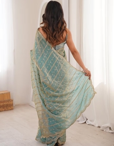Sari Tradicional de Seda y Viscosa Azul KV con Adornos y Blusa sin Coser para Fiestas - Product Image 3