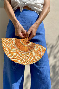 Abanico de mano brillante de paja tejida, de fibra de palma, color burdeos, refrescante, de calidad premium, decoración festiva boho para recuerdo de invitados de boda - Product Image 2