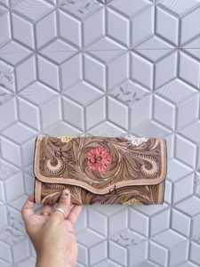 Cartera de Cuero Genuino con Diseño Personalizado y Grabado a Mano, Elegante y Versátil, Estilo Western, en Oferta - Product Image 1