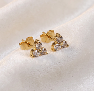 Boucles d'oreilles clous en argent sterling 925 massif plaqué or avec trois pierres de diamant naturel rondes, collection Memoria Jewels - Product Image 1