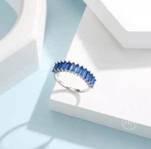 Anillo de Boda de Lujo con Zirconia Baguette en Plata de Ley 925, Diseño de Infinito Azul/Verde, con Racimo de Zirconias en Plata/Oro - Product Image 4