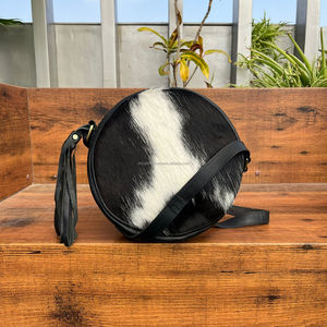 Elegante bolso de cantimplora de cuero de inspiración occidental para el cabello, eslinga circular de cuero de piel Premium con detalle de borla y cierre de cremallera - Product Image 3