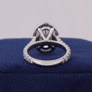 Anillo de compromiso con halo de diamante ovalado cultivado en laboratorio de 4.0 quilates E-F VVS2-VS1, con talle alta y vástago cónico tipo catedral - Product Image 4