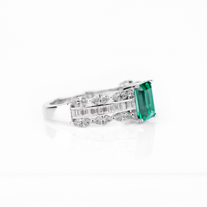 Anillo de compromiso de lujo con esmeralda talla esmeralda de oro de 18 quilates y halo de diamantes baguette, joyería fina, regalo para ella. - Product Image 3