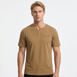 T-shirt Henley à manches courtes pour homme, couleur marron, avec logo d'aile en relief, coupe décontractée, tissu tricoté - Product Image 3