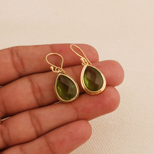 Pendientes colgantes delicados de peridoto, chapados en oro, con forma de lágrima, hechos a mano, con gancho, piedra preciosa facetada con corte de pera, regalo de joyería para ella. - Product Image 4