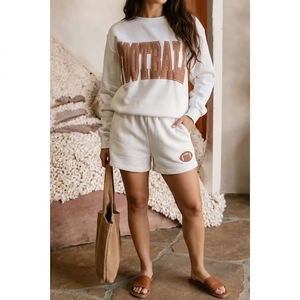 Restez au chaud et élégante avec ce ensemble haut à col montant et short, conçu pour les femmes, collection confortable et décontractée pour un usage quotidien. - Product Image 1