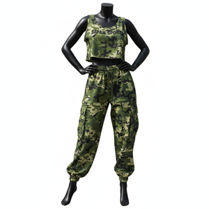 Conjunto de top corto y pantalones cargo de poliéster y spandex premium de 220 GSM con estampado de camuflaje y logotipo personalizado para mujer - Product Image 4