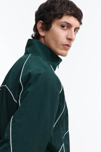 Chaqueta cortavientos técnica prémium personalizada OEM para hombre con ribetes, ligera, impermeable, deportiva y para correr. - Product Image 6