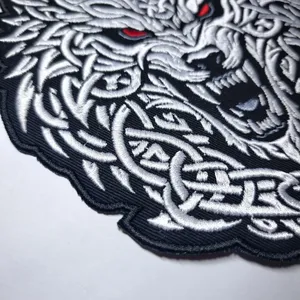Parche Bordado de Lobo en Lona Ecológica Termoadhesiva con Diseño Celta, Ojos Rojos, Blanco y Negro, Forma Irregular, Aplique para Tela - Product Image 3