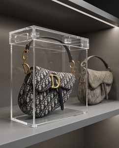 Elegante Exhibidor de Acrílico Transparente para Bolsos, Moderno y de Pie, para Proteger y Exhibir Diseños - Product Image 5