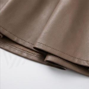 Jupe courte plissée en similicuir taille haute pour femme, couleur unie, design brillant, à porter toute l'année - Product Image 6