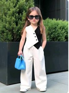 Conjunto de chaleco asimétrico de dos tonos y pantalón de pierna ancha para niñas, con bloques de color en contraste distintivo de blanco y negro. - Product Image 2