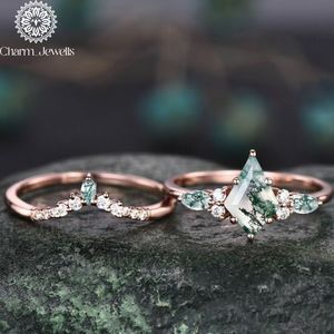 Bague de fiançailles classique pour femme en argent plaqué or avec moissanite taille coussin certifiée IGI, sertie à griffes, 3g - Product Image 6