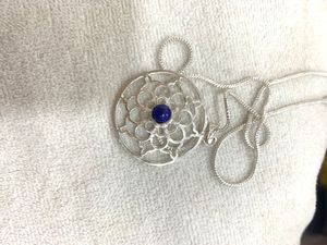 Collier en argent en forme ronde avec fleur, couleur bleue, style religieux, en lapis-lazuli naturel, vente en gros - Product Image 1