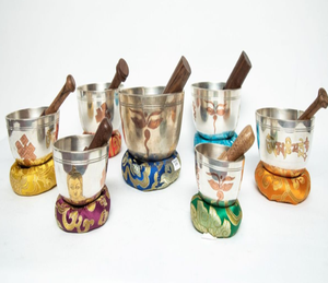 Juego de cuencos tibetanos multicolor para chakras con palillos, estuche y banderines, disponible a precios de mayorista. - Product Image 4