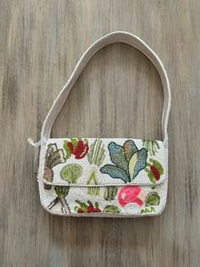 Sac à main de luxe artisanal perlé à motif floral, sac à bandoulière intemporel orné de perles pour femme, sac à main femme style jardin champêtre - Product Image 4