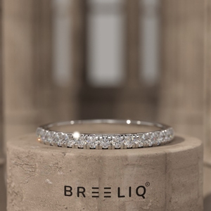 Bague d'éternité en or massif 14 carats avec diamants de laboratoire, sertie de griffes classiques, fine et empilable, pour mariage - Product Image 4