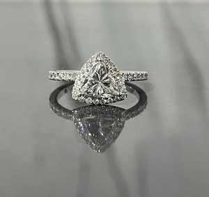 Bague de fiançailles unisexe en moissanite taille trionne avec halo de diamants, en argent 925 original, bijou de promesse de mariage raffiné pour partenaire - Product Image 1