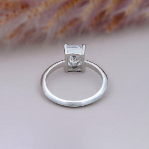 Bague solitaire en diamant de laboratoire taille émeraude, bague de fiançailles minimaliste à taille étagée, bague de mariée classique, bijoux en diamant modernes - Product Image 4