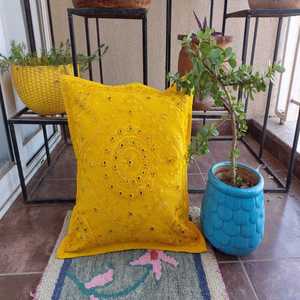 Housse de coussin brodée artisanale, best-seller, 100% coton, légère, jaune, pour la décoration de la maison et des hôtels - Product Image 1