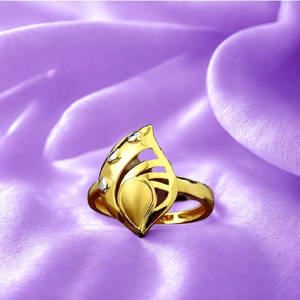 Bague en or plaqué or pour femmes |   Motif floral à deux tons |   Bijoux de fiançailles indiens de luxe - Product Image 3