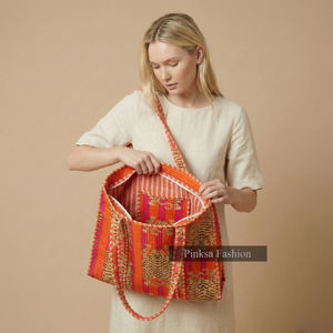 Sac fourre-tout matelassé en coton de Jaipur - Imprimé animalier Tigre vibrant, grande capacité, sac à bandoulière pour femme avec fermeture éclair - Product Image 4
