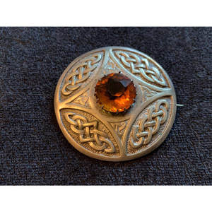 Broche celta vintage de metal blanco duradero con nudo y diseño a cuadros, con piedra central facetada, hecho a medida, al por mayor - Product Image 2