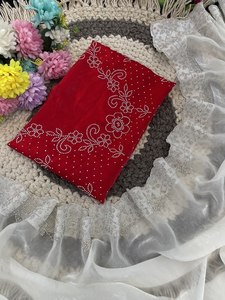 Sari Royal Fendy Sartin scintillant avec une magnifique bordure artisanale du Jharkhand et un chemisier à motif contrastant rouge sur le col - Product Image 2