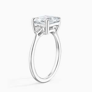 Anillo de Compromiso East-West Aria con Tres Piedras de Moissanita de Corte Ovalado y Engaste de Puntas Chapado en Oro de 14K para Boda y Aniversario - Product Image 6