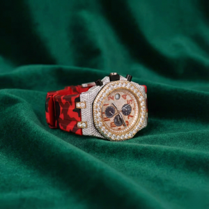 Reloj Cronógrafo de Lujo con Cuarzo, Bisel de Diamantes, Dos Tonos Oro y Plata, Correa de Goma Roja, Elegante y Moderno - Product Image 4