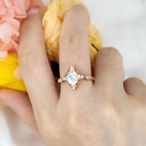 Proveedor Directo de Fábrica, Anillo de Compromiso con Diamante Moissanite, Joyería Personalizada a Precio de Mayoreo - Product Image 2