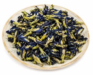 Thé aux fleurs d'indigo naturel du Vietnam, fleurs entières séchées, crée une infusion bleu profond, saveur douce pour un calme et un équilibre quotidiens. - Product Image 1