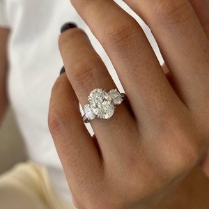 Anillo de Compromiso Premium con 3 Diamantes Ovalados Cultivados en Laboratorio de 4.5 TCW E VVS2, con Halo Oculto y Pavé, Anillo Nupcial Único - Product Image 1