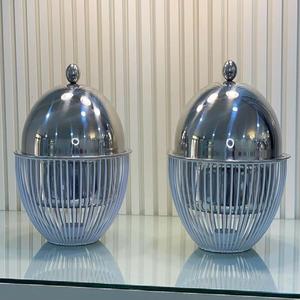 Plat à gratin moderne en métal avec couvercle en dôme, base décorative en fil métallique, plat de service décoratif pour la table à manger - Product Image 1