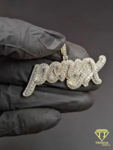 Colgante de Lujo con Nombre Personalizado en Moissanita y Diamantes, Diseño de Letras con Efecto Brillante, Estilo Hip Hop - Product Image 1