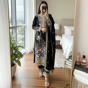 ชุดผ้าไหมพิมพ์ลายเพชร Glamour Touch รุ่น Festive Edition - Product Image 1